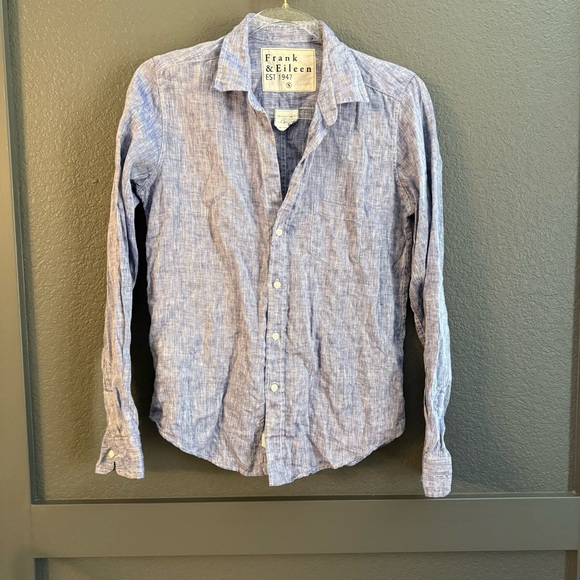Frank & Eileen Tops - FRANK & EILEEN • Barry linen button down shirt • small blue